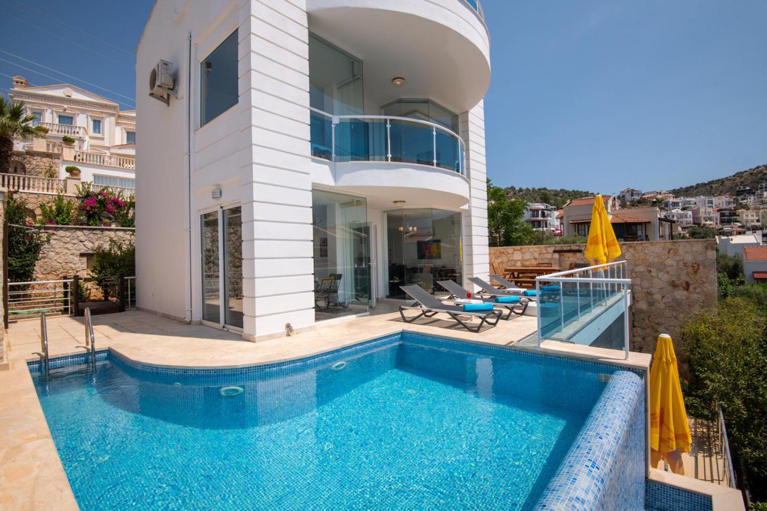 Villa Etna ; Kalkan Kışla' da 4 yatak odalı, 8 kişilik deniz manzaralı kiralık villa