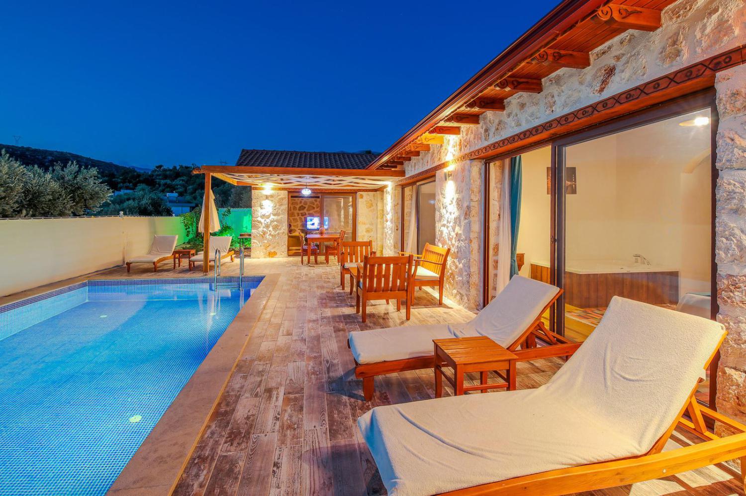 Villa Fesleğen Üzümlü,doğa içerisinde balayı çiftleri İçin uygun villalarımız arasında yer almaktadır.