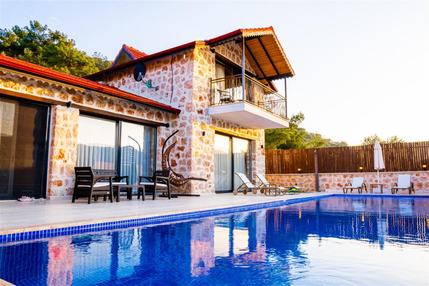 Villa Fiesta, Kalkan'da (4) Kişilik Sonsuzluk Havuzlu Muhafazakar Balayı Villası