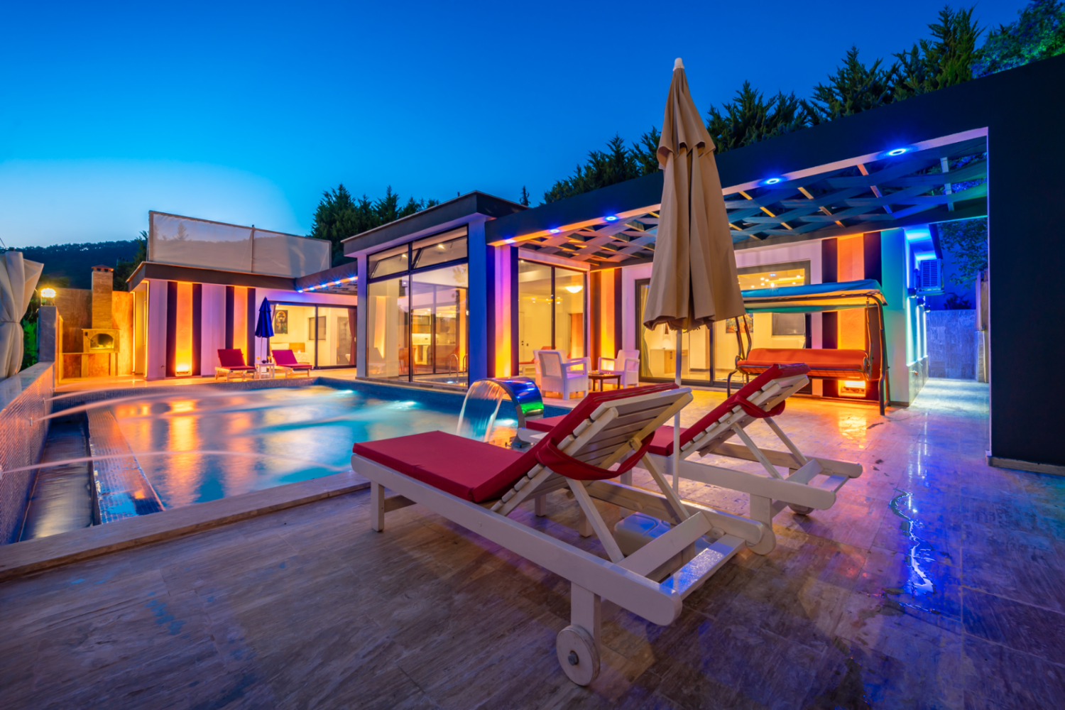 Villa Süper Mario,(5) kişi kapasiteli,balayı çiftleri için uygun muhafazakar villalarımız arasında yer almaktadır.