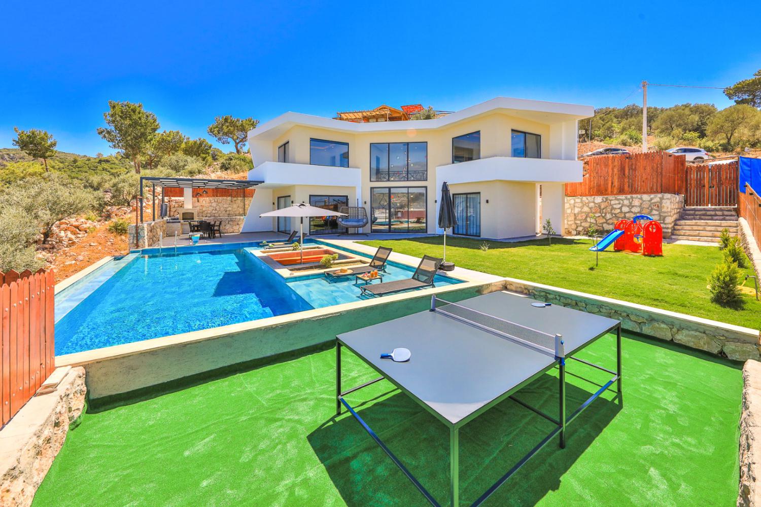 Villa Glass House, Kalkan Yeşilköy bölgesinde bulunan 2 yatak odalı/4 kişilik kiralık özel havuzlu villa