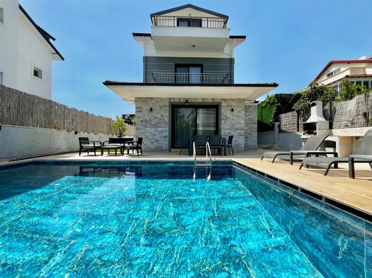 Villa Göktürk Çiftlik ; Fethiye Yeşilüzümlü'de geniş aile ve arkadaş grupları için uygun kiralık tatil villası.