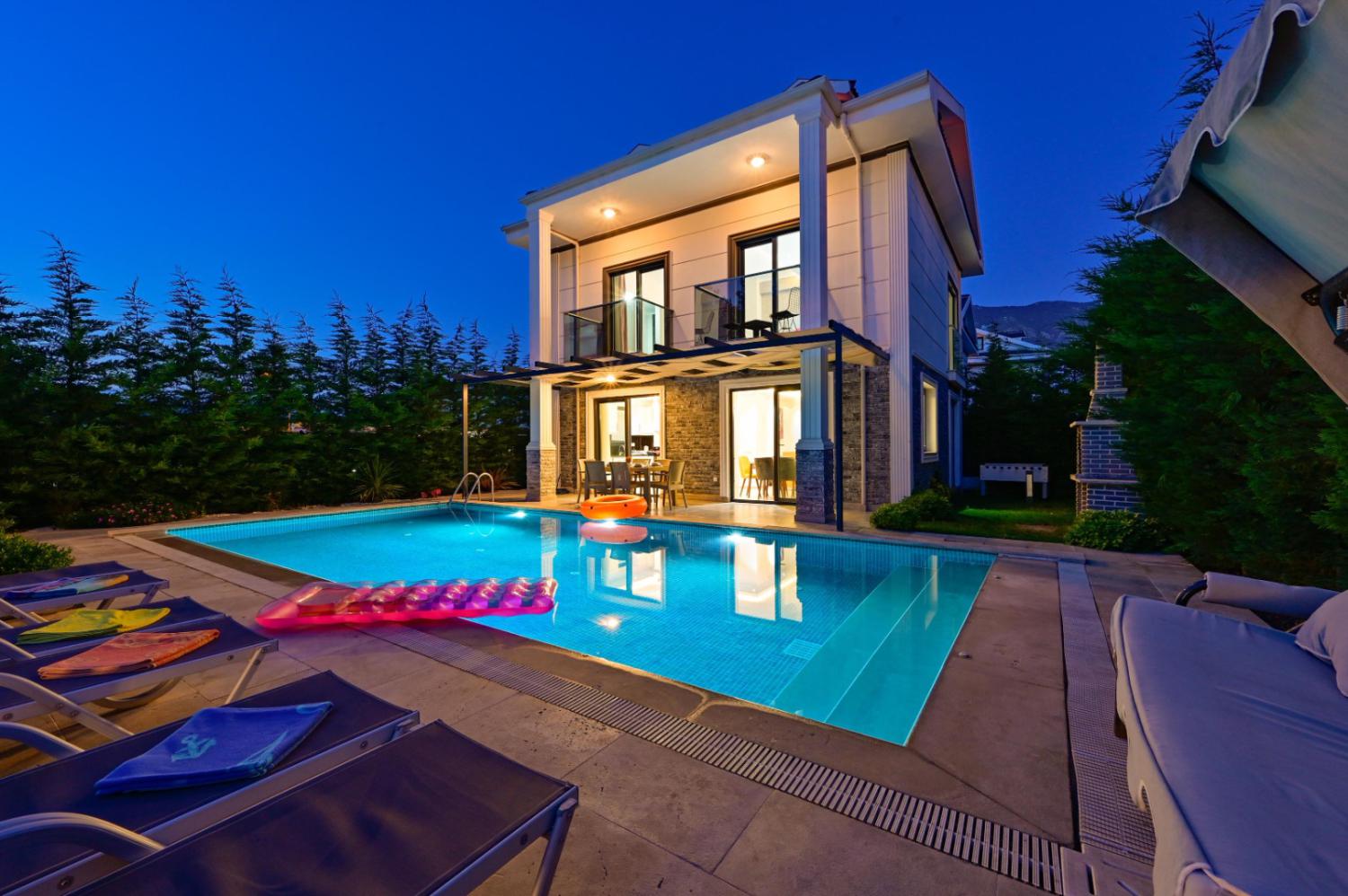 Villa Gold Rose ; 8 Kişi Kapasiteli Özel Havuzlu Merkeze Yakın Geniş Aile Tatil Villası.