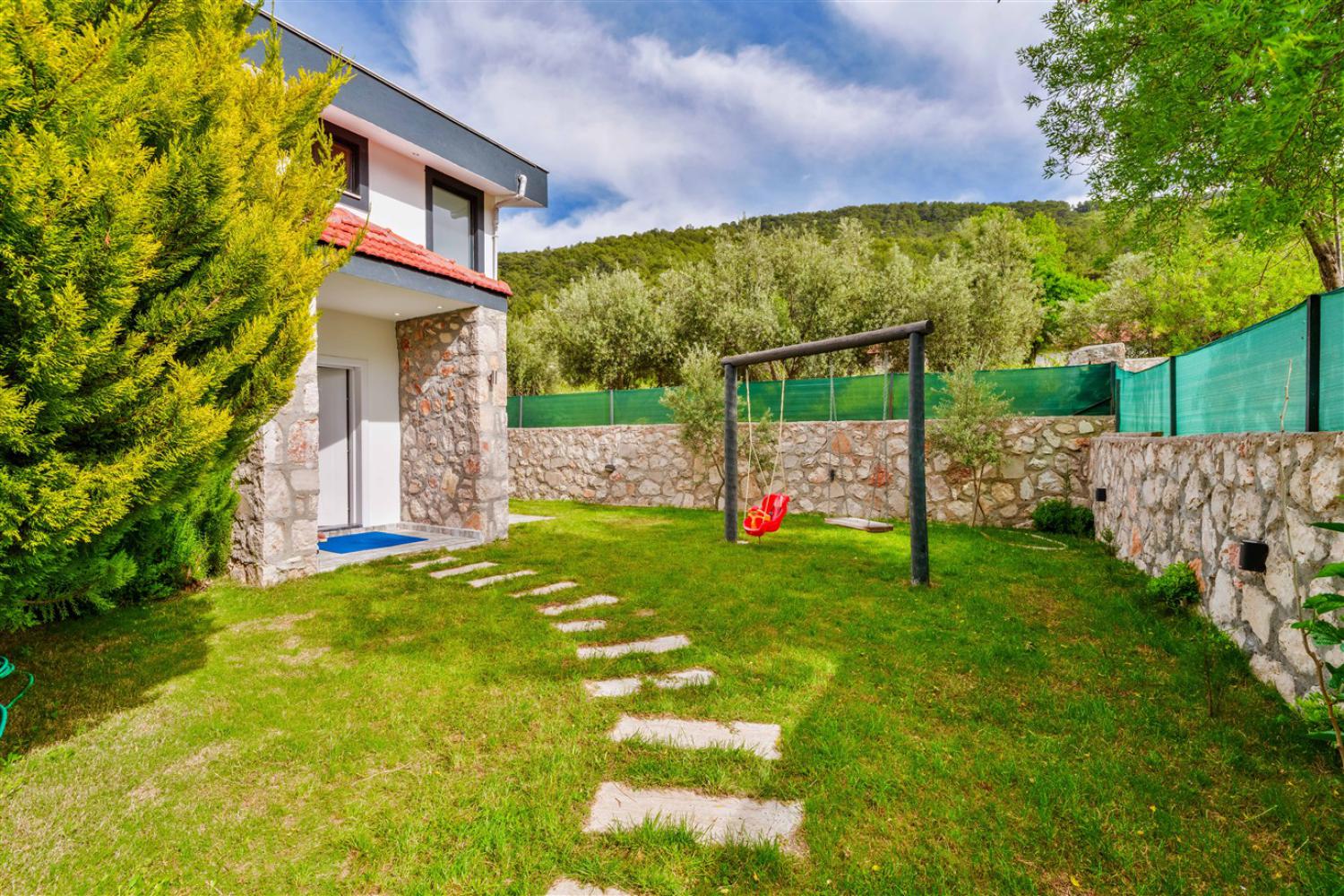Villa Gold Sarıbelen, Kalkan Sarıbelen bölgesinde bulunan 3 yatak odalı, 6 kişilik kiralık villa