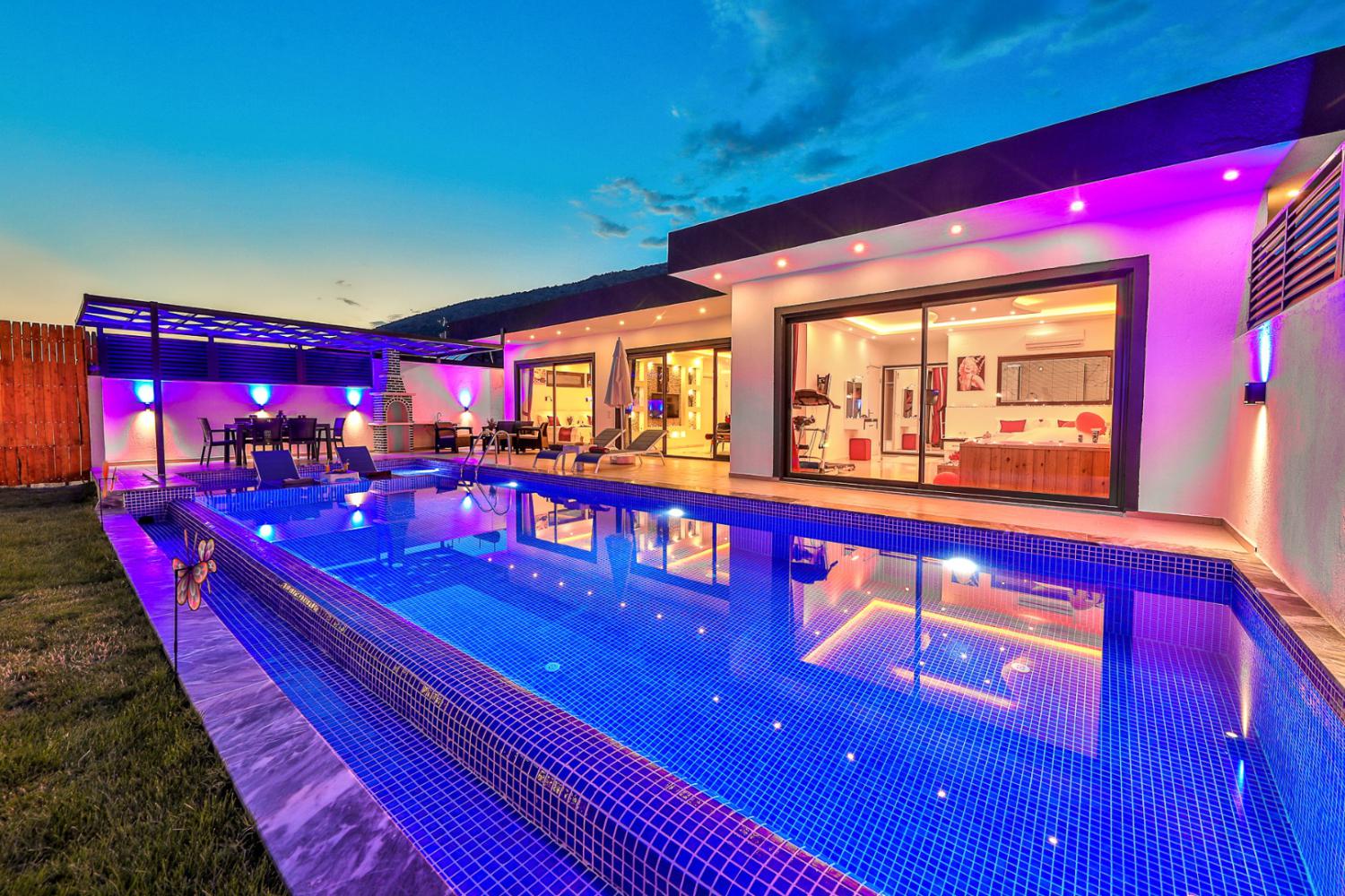 Villa Granada Duo, Kalkan Yeşilköy mevkiinde bulunan 2 yatak odalı/4 kişilik jakuzili muhafazakar balayı villası