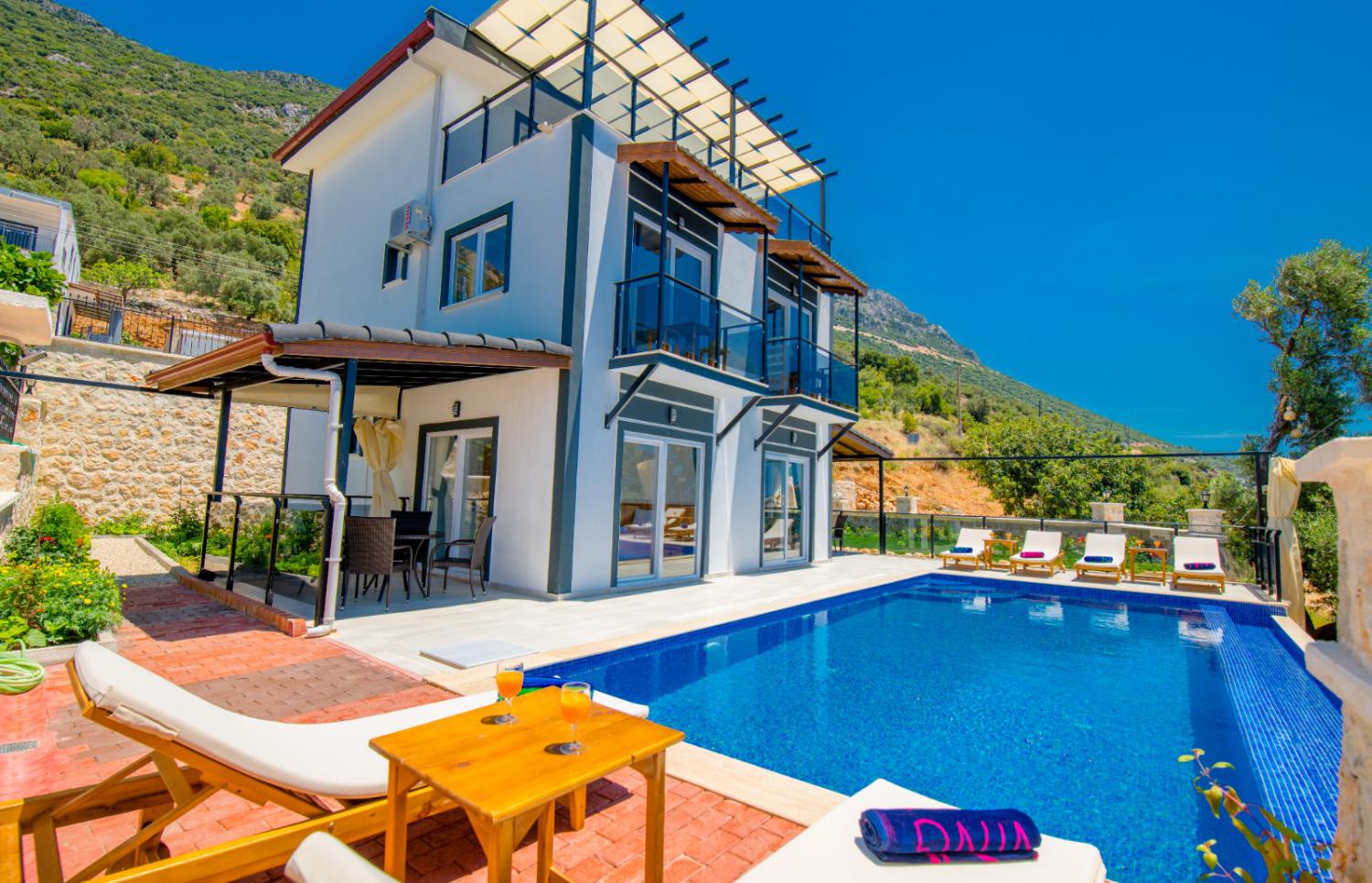 Villa Güçlü(7) Kişilik Deniz Manzaralı Geniş Aile ve Arkadaş Villası