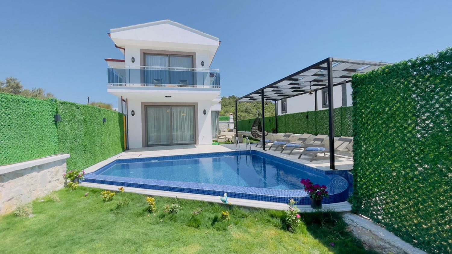 Villa Gülce 1 Çukurbağ' da  bulunan 3 yatak odalı, kiralık villa