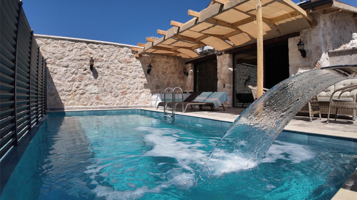 Villa Gülenden Sarıbelen ; kalkan Sarıbelen'de jakuzili kiralık balayı villası.