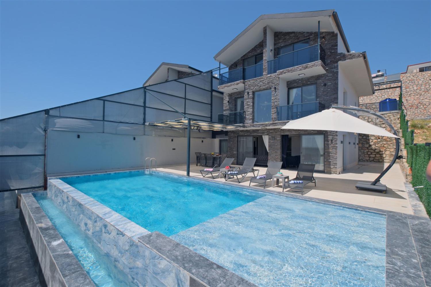 Villa Hanlı 3, Geniş Aile ve Arkadaş Grupları İçin villalarımız arasında yer almaktadır.