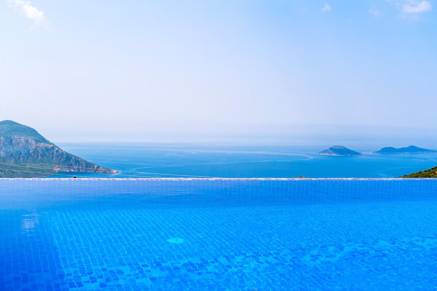 Villa Hills İstanbul, Kalkan'da (4) Kişilik Muhafazakar Kiralık Balayı Villası