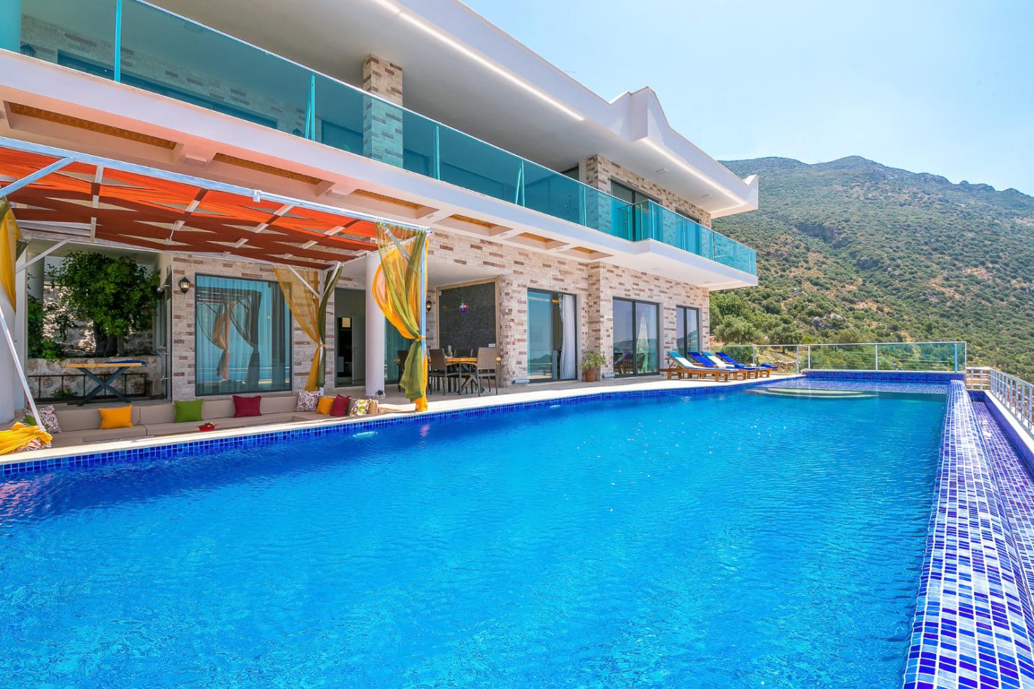 Villa Hills Şato, Kalkan'da (8) Kişilik Lüks Tasarımlı Muhafazakar Kiralık Villa