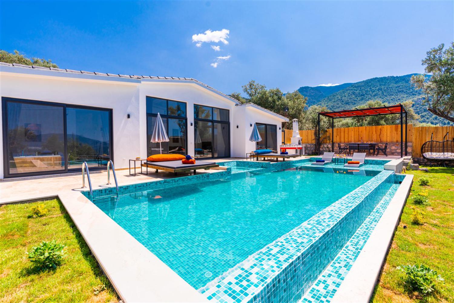 Villa İbiza : Doğa İçerisinde Balayı Villası