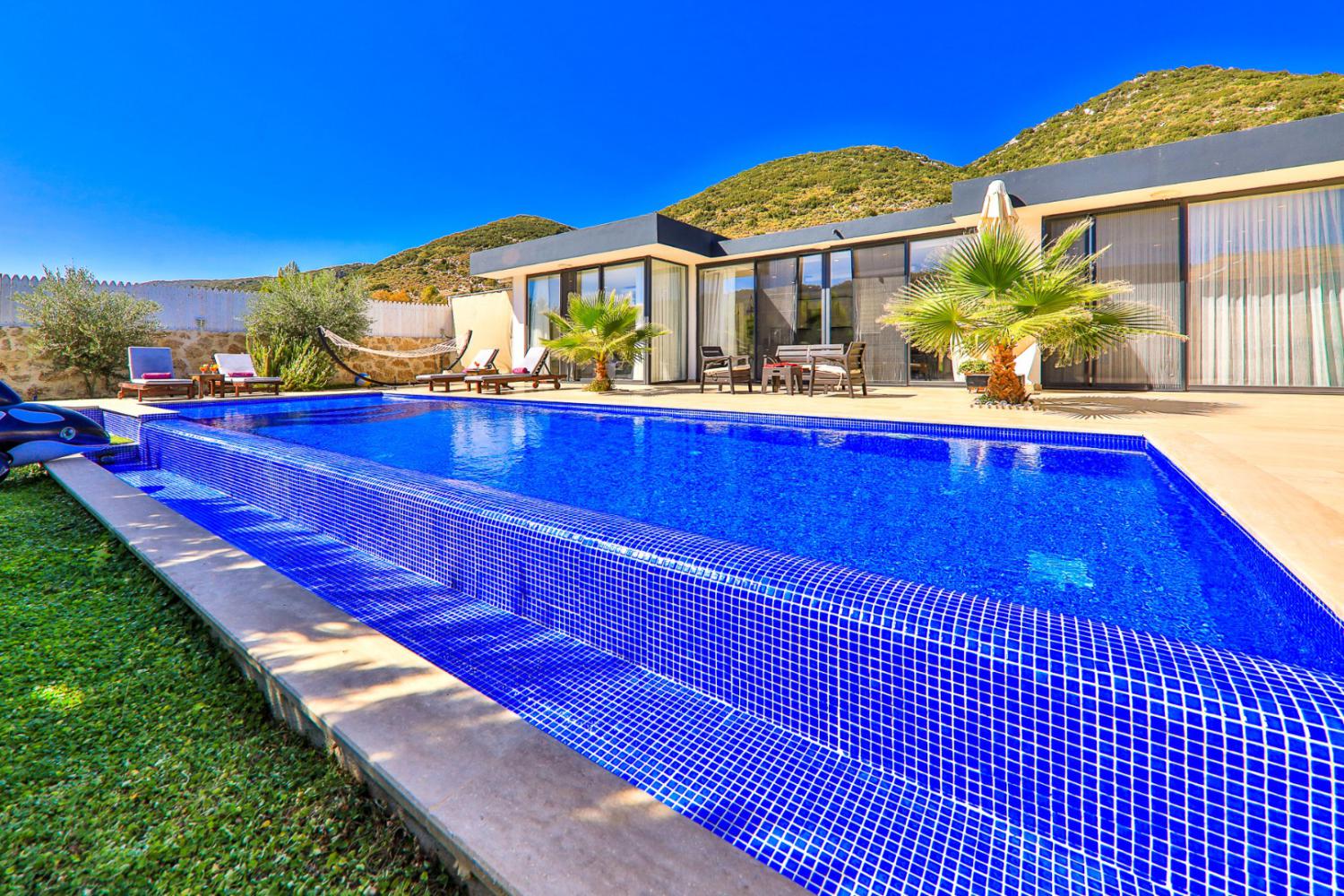 Villa Nil Sarıbelen, Kalkan Sarıbelen mevkiinde bulunan tek yatak odalı, 2 kişilik kiralık balayı villası