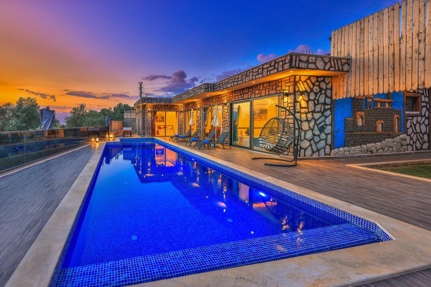 Villa İnci Duo Üzüm,(4) kişi kapasiteli,balayı çiftleri için uygun muhafazakar villalarımız arasında yer almaktadır.