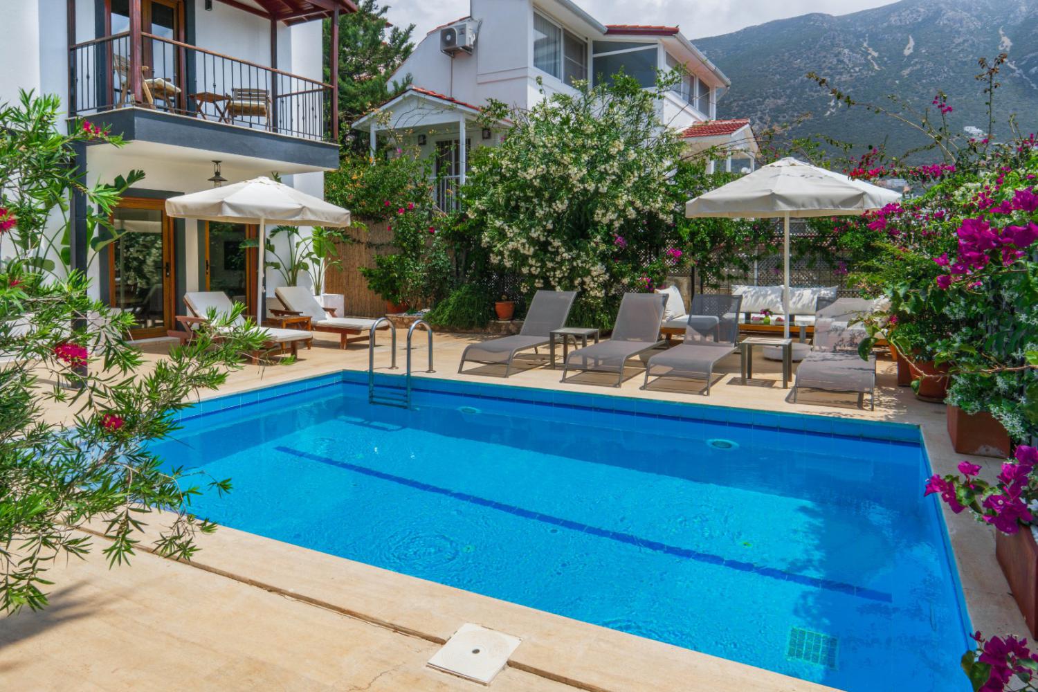 Villa İstanblue, Ortaalan' da bulunan (6) Kişilik Kiralık deniz manzaralı kiralık Villa