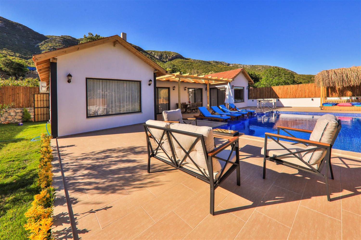 Villa Karaağaç, Kalkan Sarıbelen bölgesinde bulunan 2 yatak odalı/4 kişilik kiralık villa