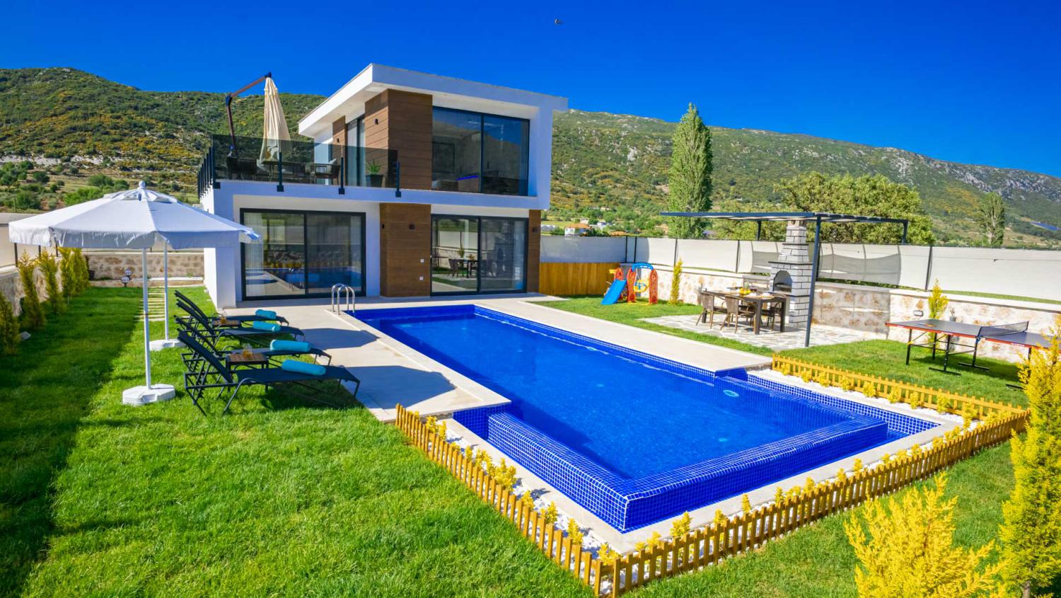 Villa Kaya Sarıbelen, Kalkan Sarıbelen'de bulunan 2 yatak odalı 4 kişi kapasiteli muhafazakar  kiralık balayı villası