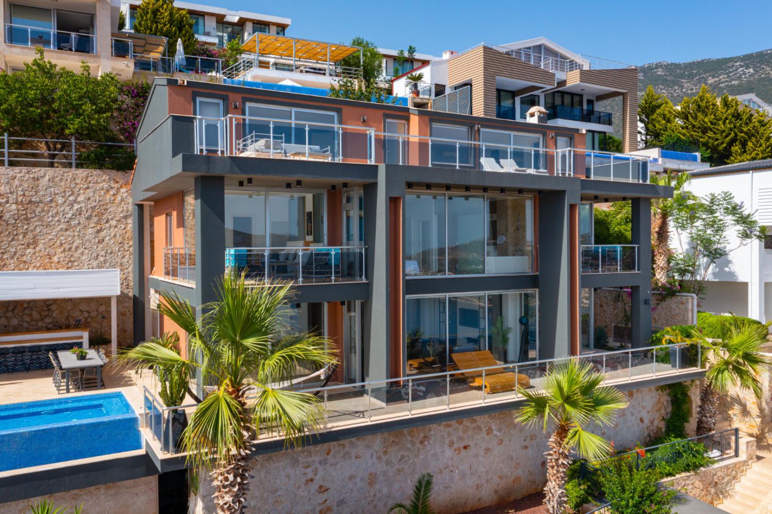 Villa Kayra, Kalkan'da (10) Kişilik Merkeze Yakın Kiralık Lüks Villa