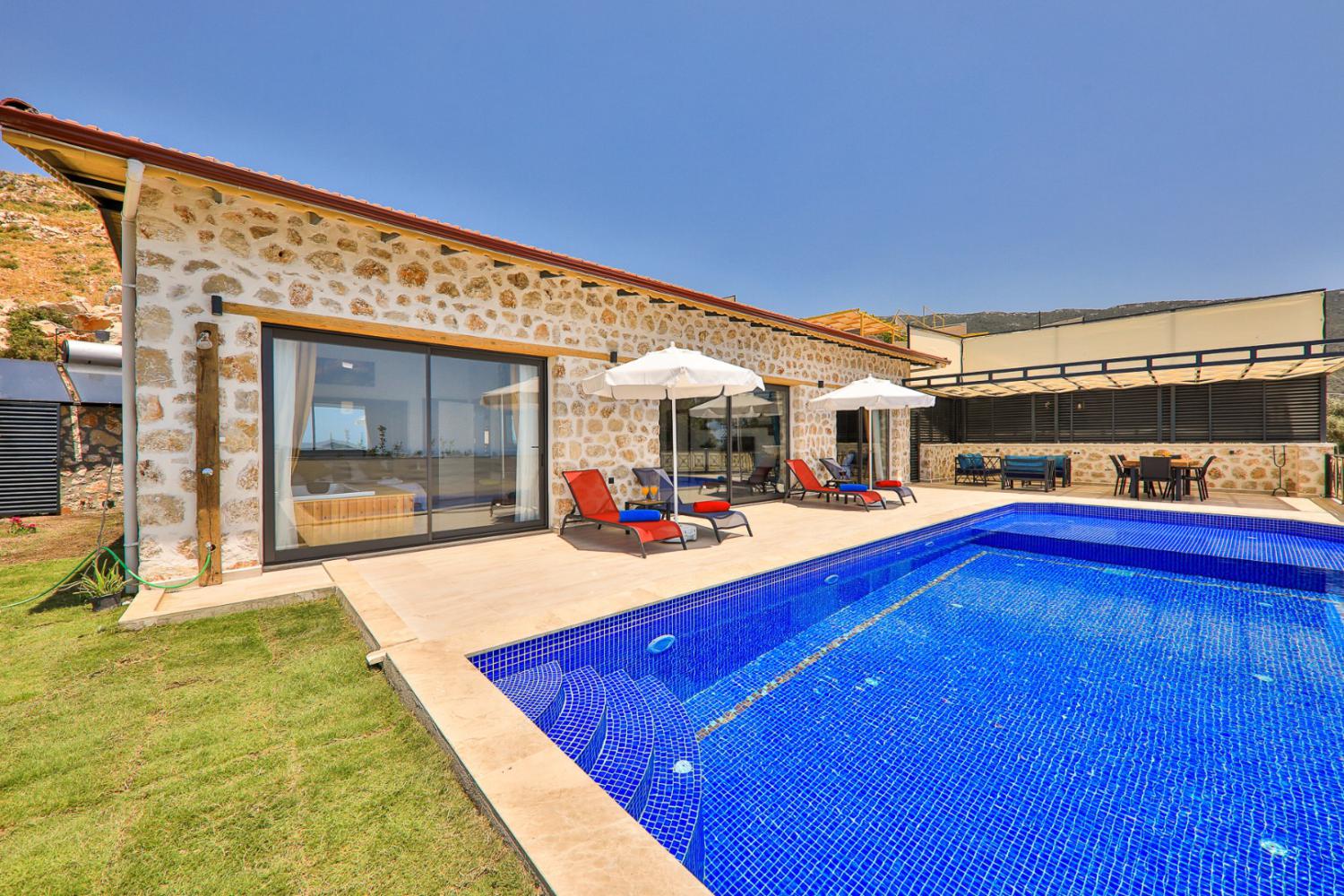 Villa Kırlangıç  (5) Kişilik Havuzlu Muhafazakar Balayı Villası