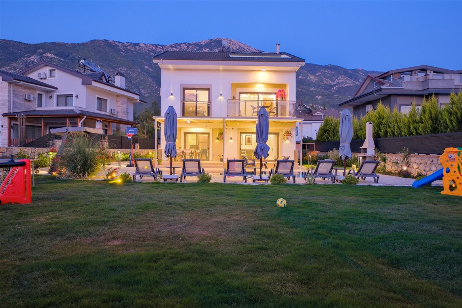 Villa La Casa Rosa ; Fethiye Ovacık'ta 4 yatak odalı 8 kişi kapasiteli Geniş Aile Ve Arkadaş Grupları İçin Uygun Kiralık Tatil Villası.