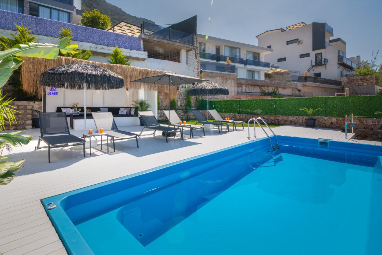 Villa La Mer Comfort Suite,Kalkan merkeze yakın 4 yatak odalı 8 kişilik kiralık jakuzili ve deniz manzaralı villa