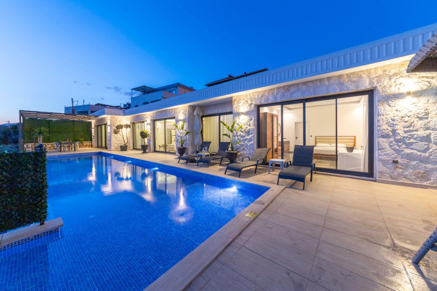 Villa Ladin,(4) kişi kapasiteli,balayı çiftleri için uygun jakuzili villalarımız arasında yer almaktadır.