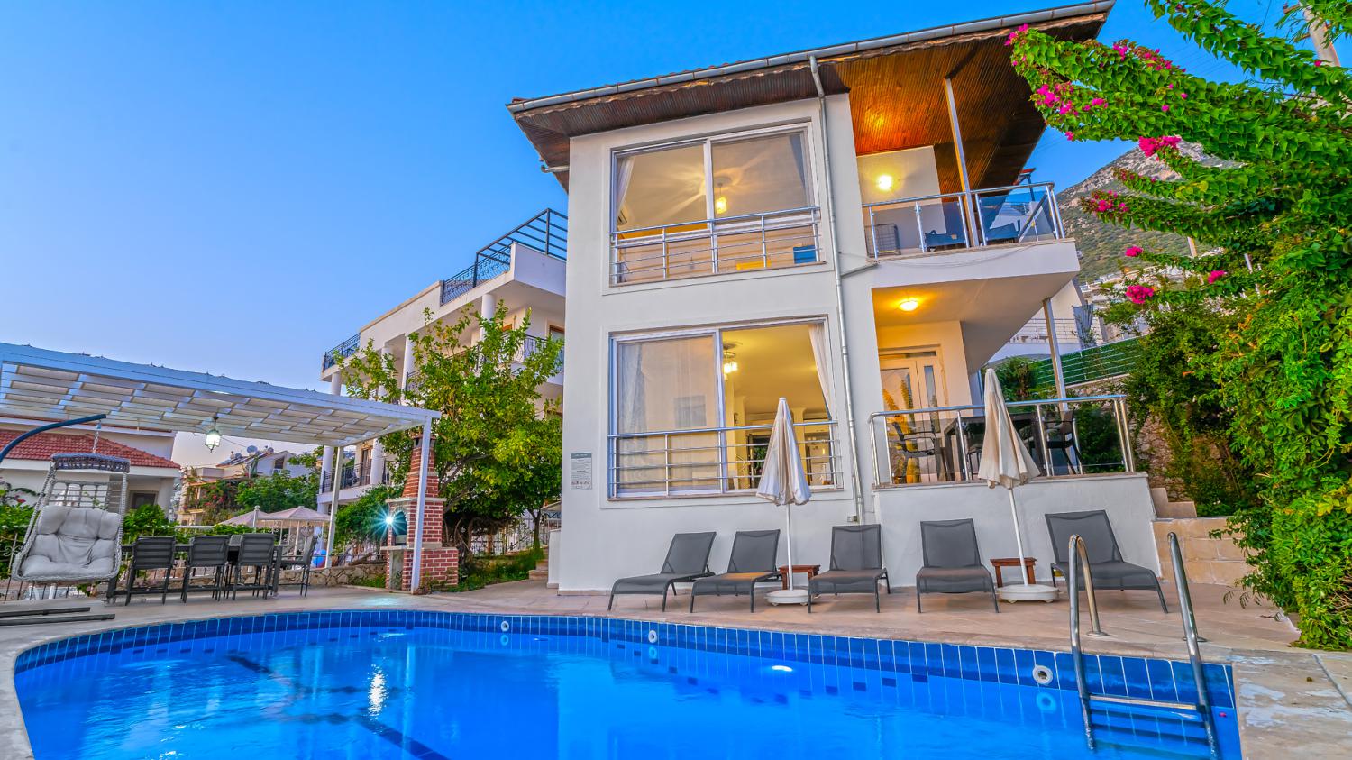 Villa Leo Kızıltaş: Kalkan Kızıltaş'ta Deniz Manazaralı Merkeze Yakın Tatil Villası.