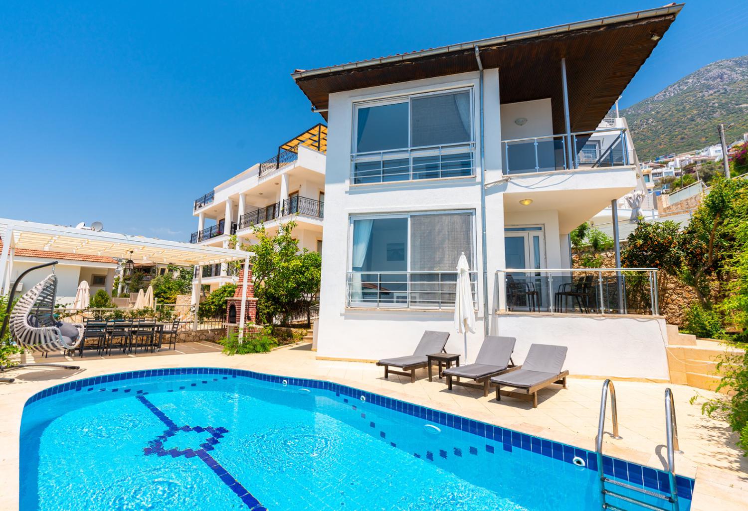 Villa Leo Kızıltaş: Kalkan Kızıltaş'ta Deniz Manazaralı Merkeze Yakın Tatil Villası.