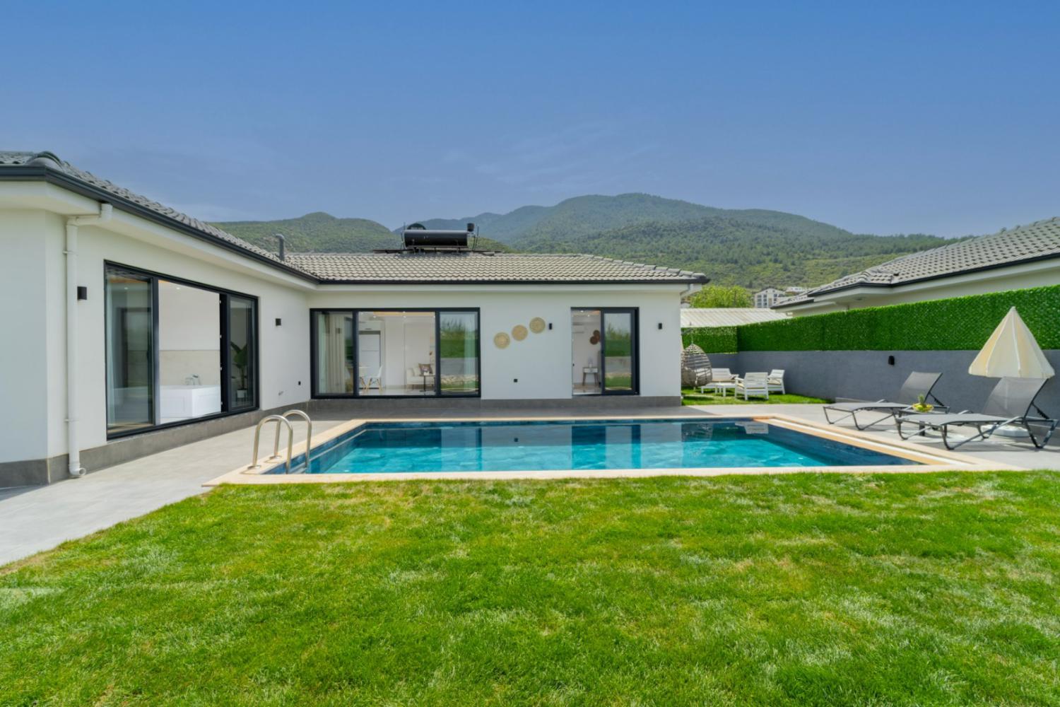 Villa Libertas 1,(4) kişi kapasiteli,muhafazakar,balayı çiftleri için uygun villalarımız arasında yer almaktadır.