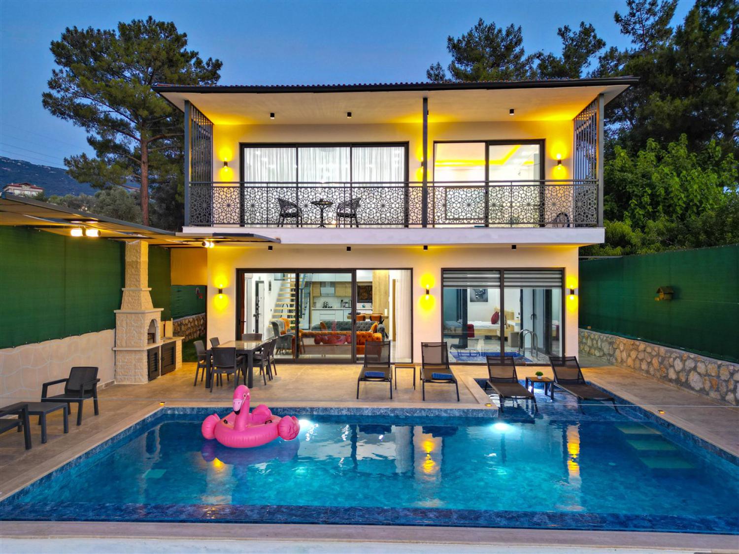 Villa Loft Üzümlü ; Kalkan Üzümlü'de 4 Kişilik Havuzu Korunaklı Kiralık Tatil Villası.