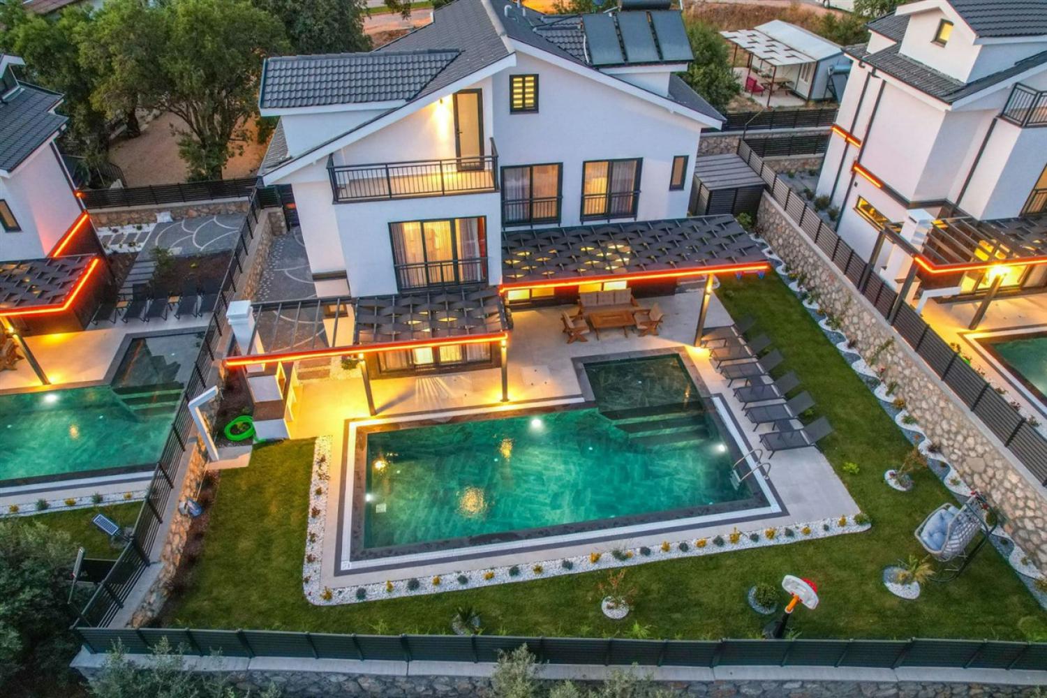 Villa Luna Vista 2 ; 8 Kişi Kapasiteli Özel Havuzlu Merkeze Yakın Geniş Aile Tatil Villası.