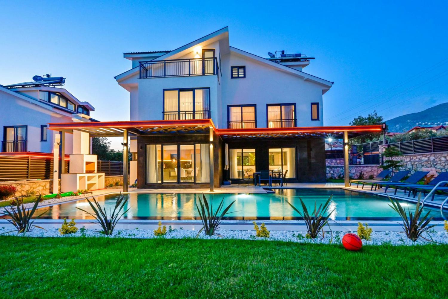 Villa Luna Vista 3 ; 8 Kişi Kapasiteli Özel Havuzlu Merkeze Yakın Geniş Aile Tatil Villası.