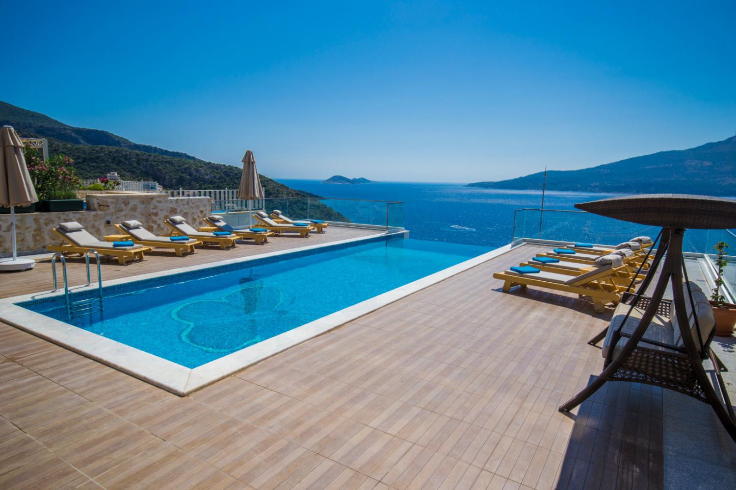 Villa Mavi Kelebek,Kalkan Kışla mevkiinde bulunmakta olan deniz manzaralı lüks 7 odalı kiralık villa