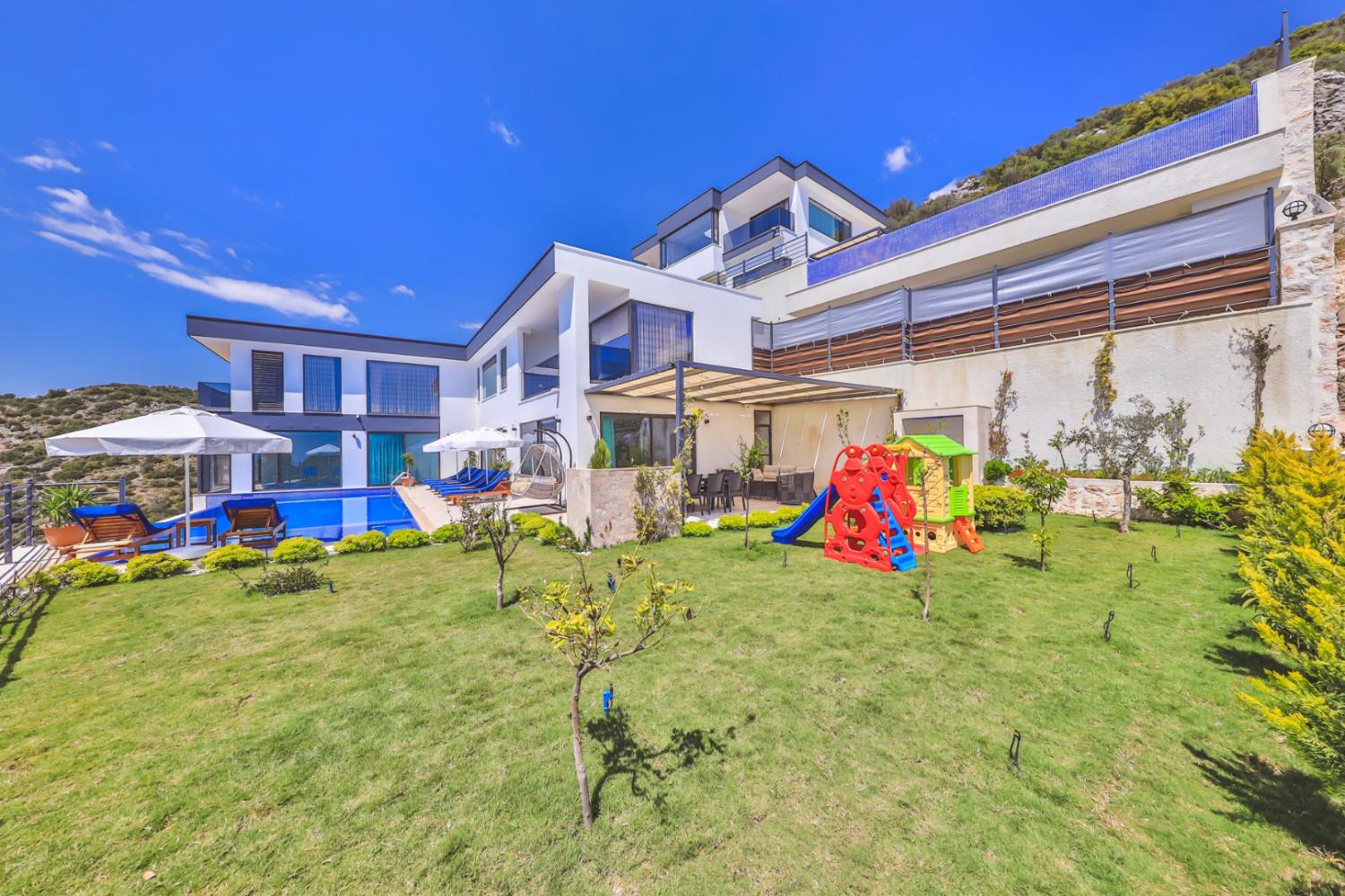 Villa Medstar (8) kişilik deniz manzaralı,doğa içerisinde Geniş Aile ve Arkadaş Grupları İçin kiralık villası.
