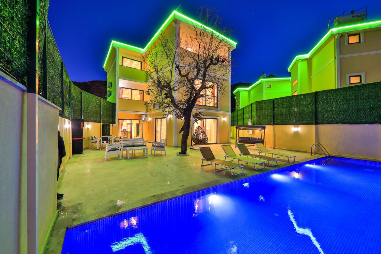 Villa Meşe 1 (10) Kişilik Saunalı Hamamlı Geniş Aile Villası