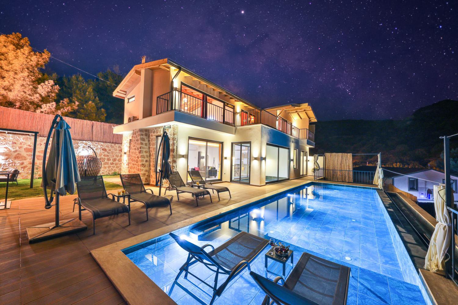 Villa Mirador, Kalkan Sarıbelen bölgesinde yer alan 3 yatak odalı, 7 kişilik kiralık villa