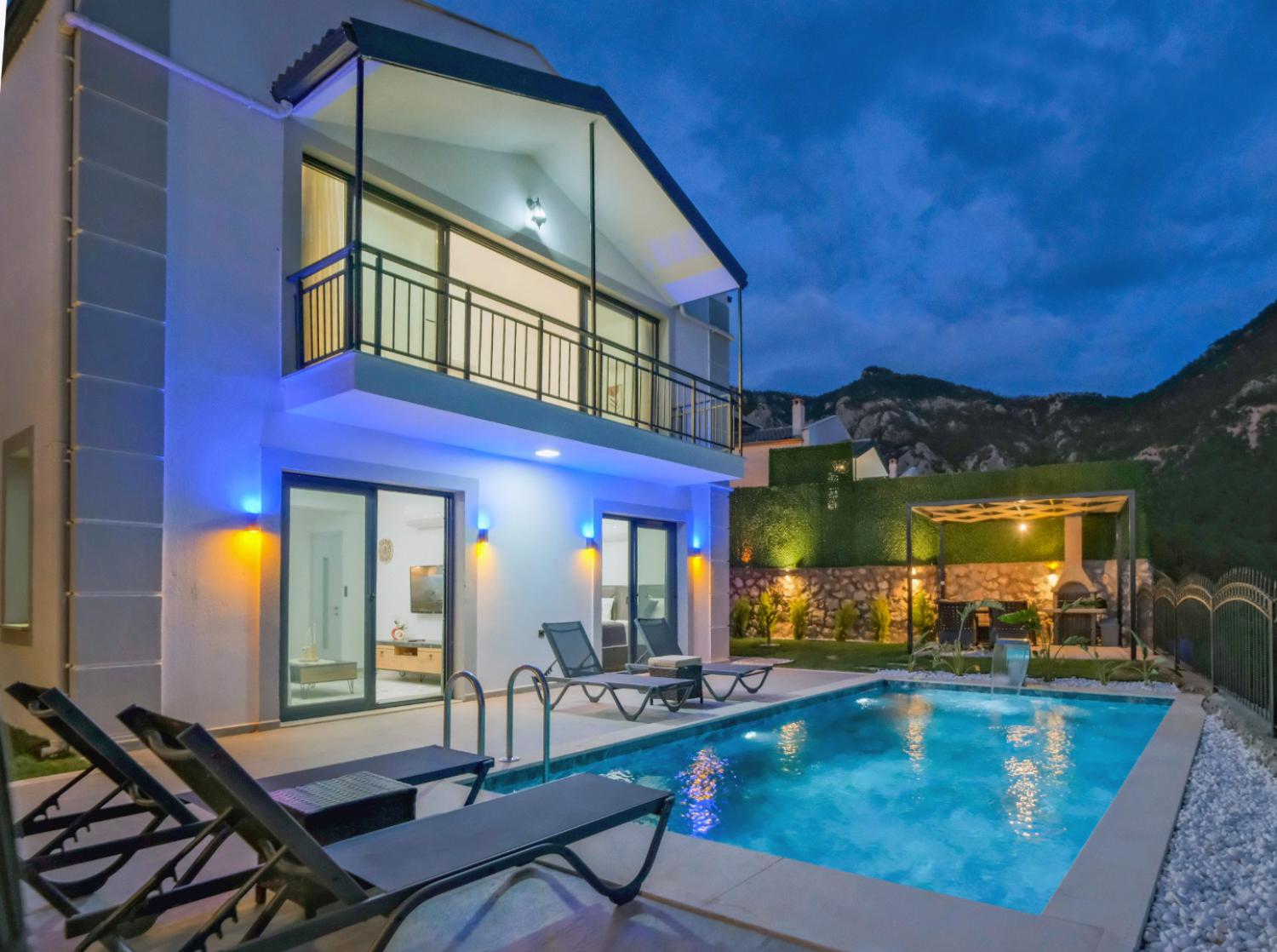 Villa Montana Kirme Duo (4) kişilik deniz manzaralı jakuzili balayı için uygun kiralık villası.