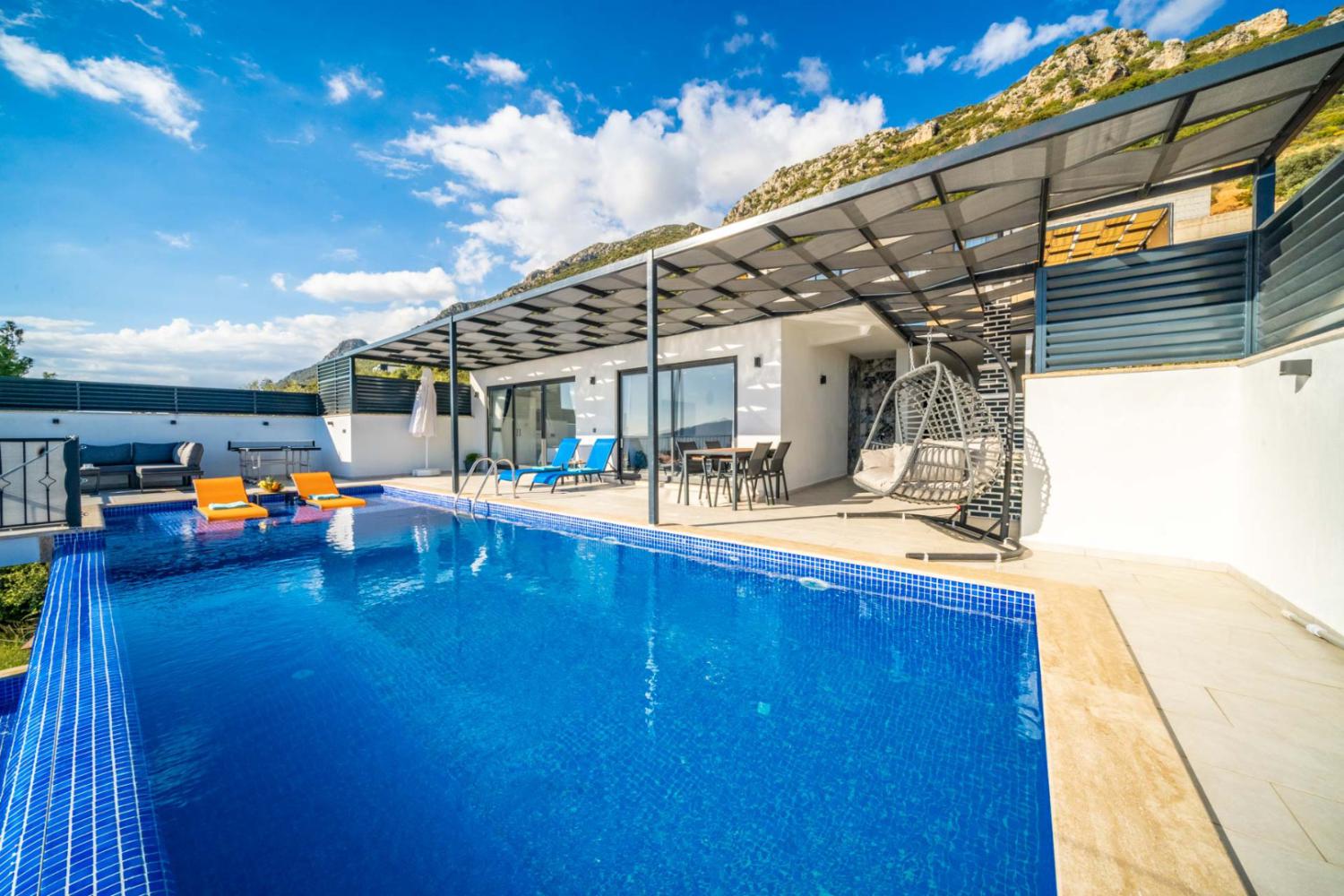Villa Müdür, Kalkan Kördere mevkiinde bulunan (4) kişilik kiralık balayı villası
