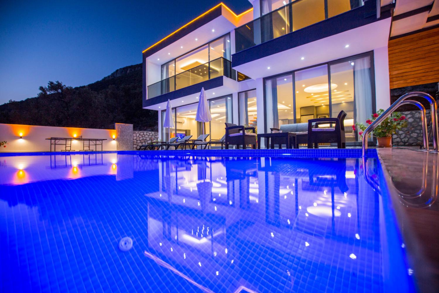Villa Mustang (4) Kişilik Korunaklı Muhafazakar Jakuzili Aile ve Balayı Villası