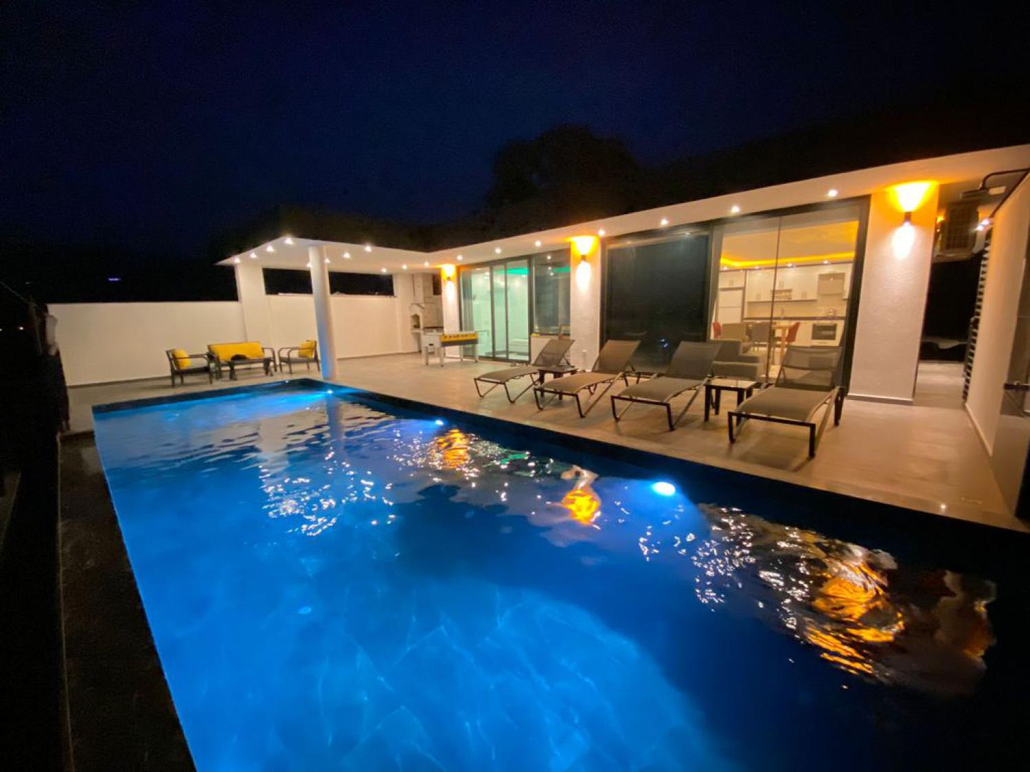 Villa Nar Tanesi , Kalkan Patara bölgesinde 2 yatak odalı, 4 kişilik, jakuzili, doğa ile iç içe muhafazakar kiralık villa