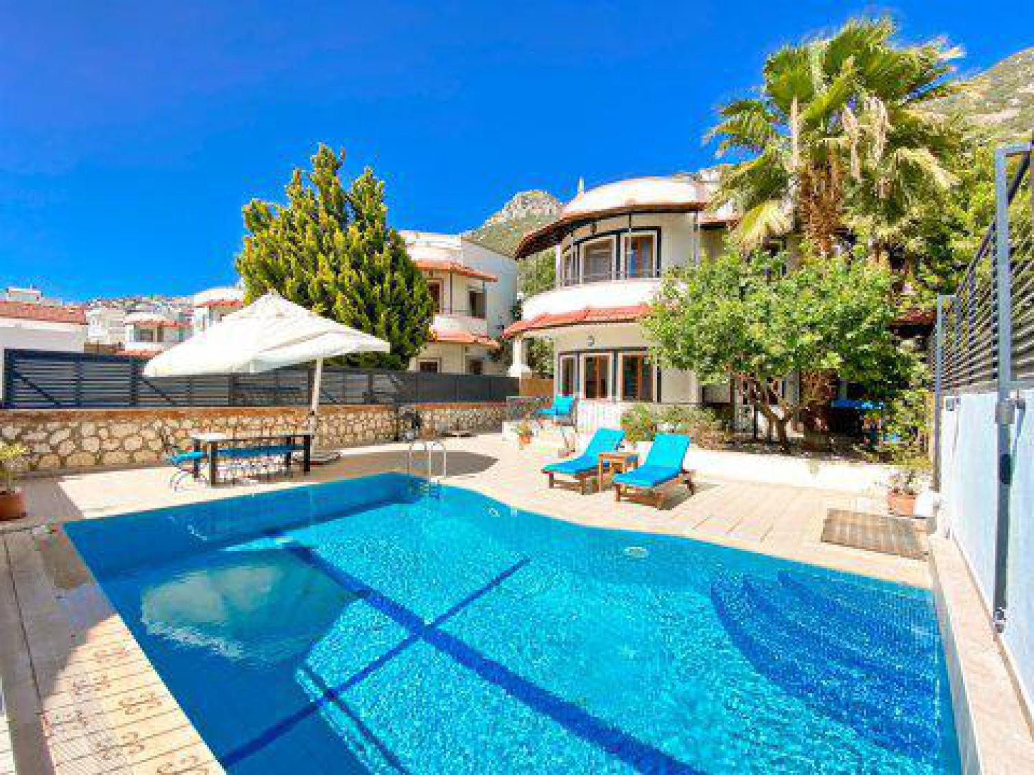 Villa Nisan, Kalkan Kızıltaş mevkiinde bulunan 3 yatak odalı, 6 kişilik kiralık villa