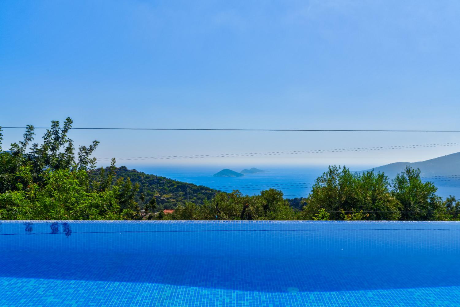 Villa Olgun ,(4) kişi kapasiteli,balayı çiftleri için uygun jakuzili villalarımız arasında yer almaktadır.