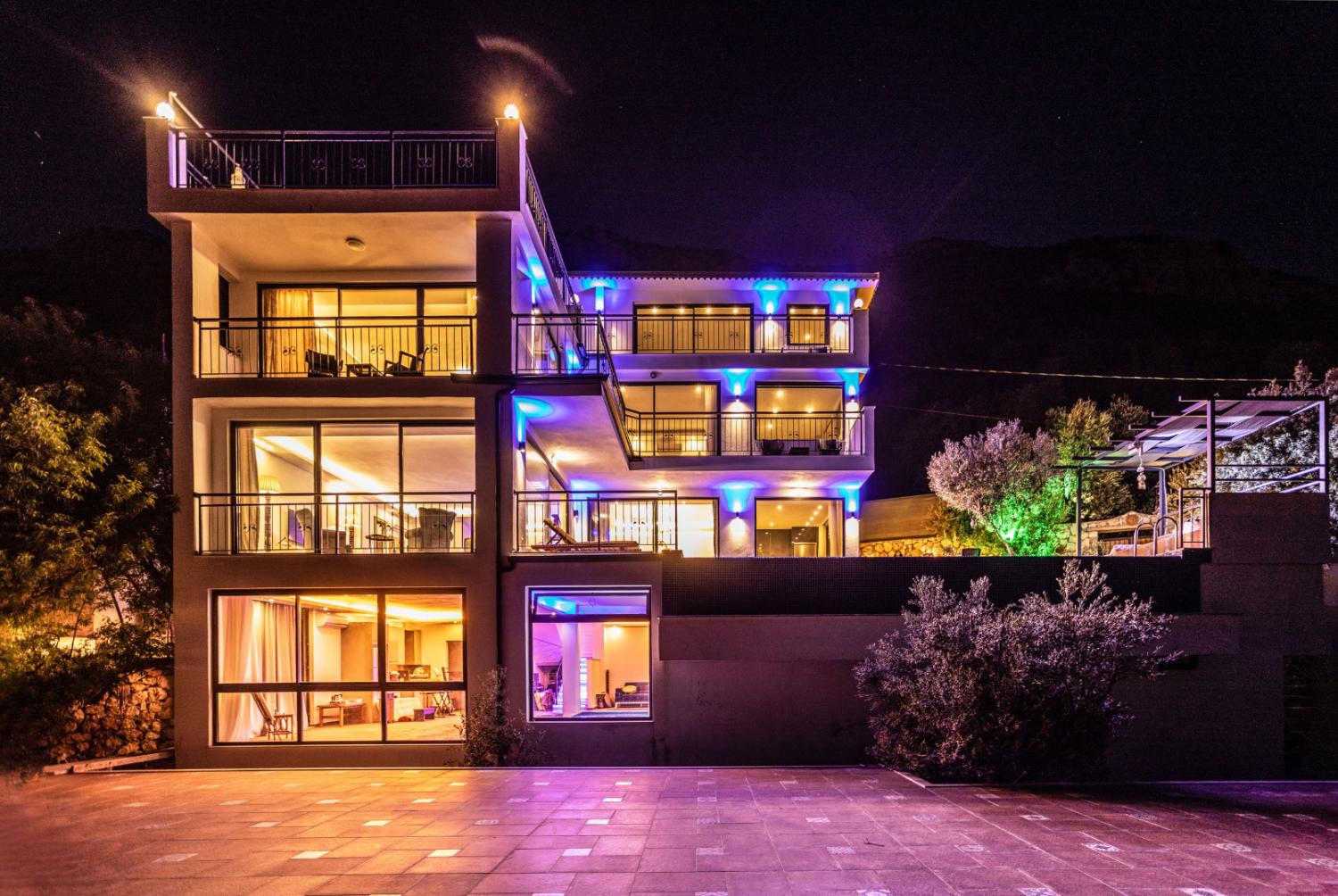 Villa Om, Kalkan'da (8) Kişilik Deniz Manzaralı Kiralık Villa