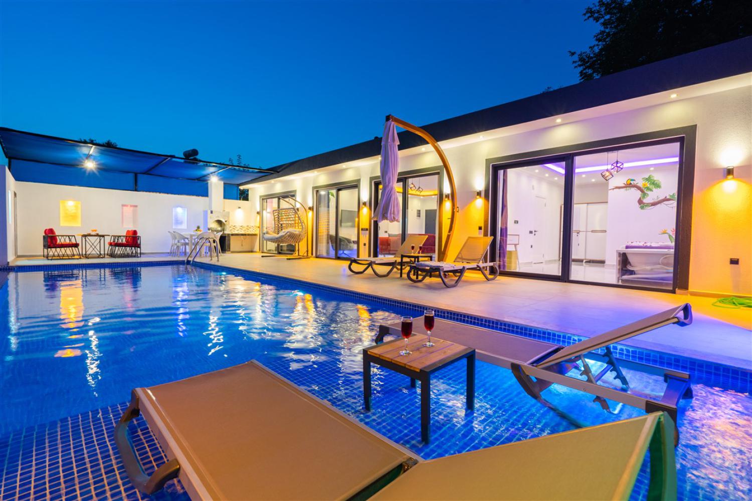 Villa Onarıcı ; Çayköy bölgesinde yer alan (5) kişilik kiralık balayı villası