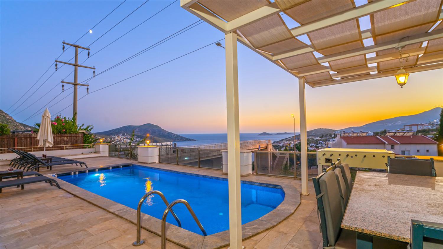 Villa Palm : Kalkan Merkeze 10 Kişilik Yakın Deniz Manzaralı Tatil Villası.