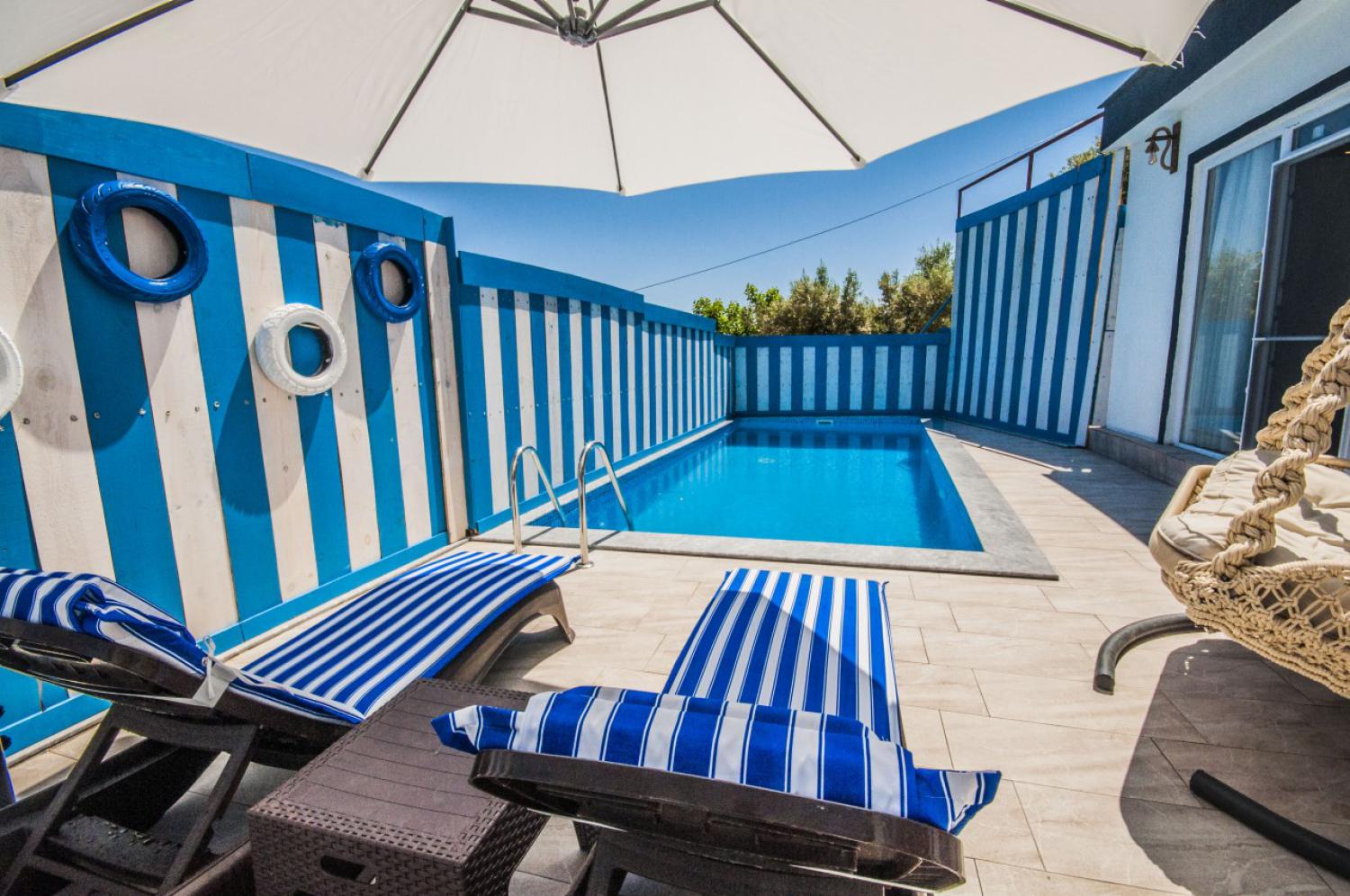 Villa Pandora 2; (2) Kişilik Havuzlu Muhafazakar Balayı Villası