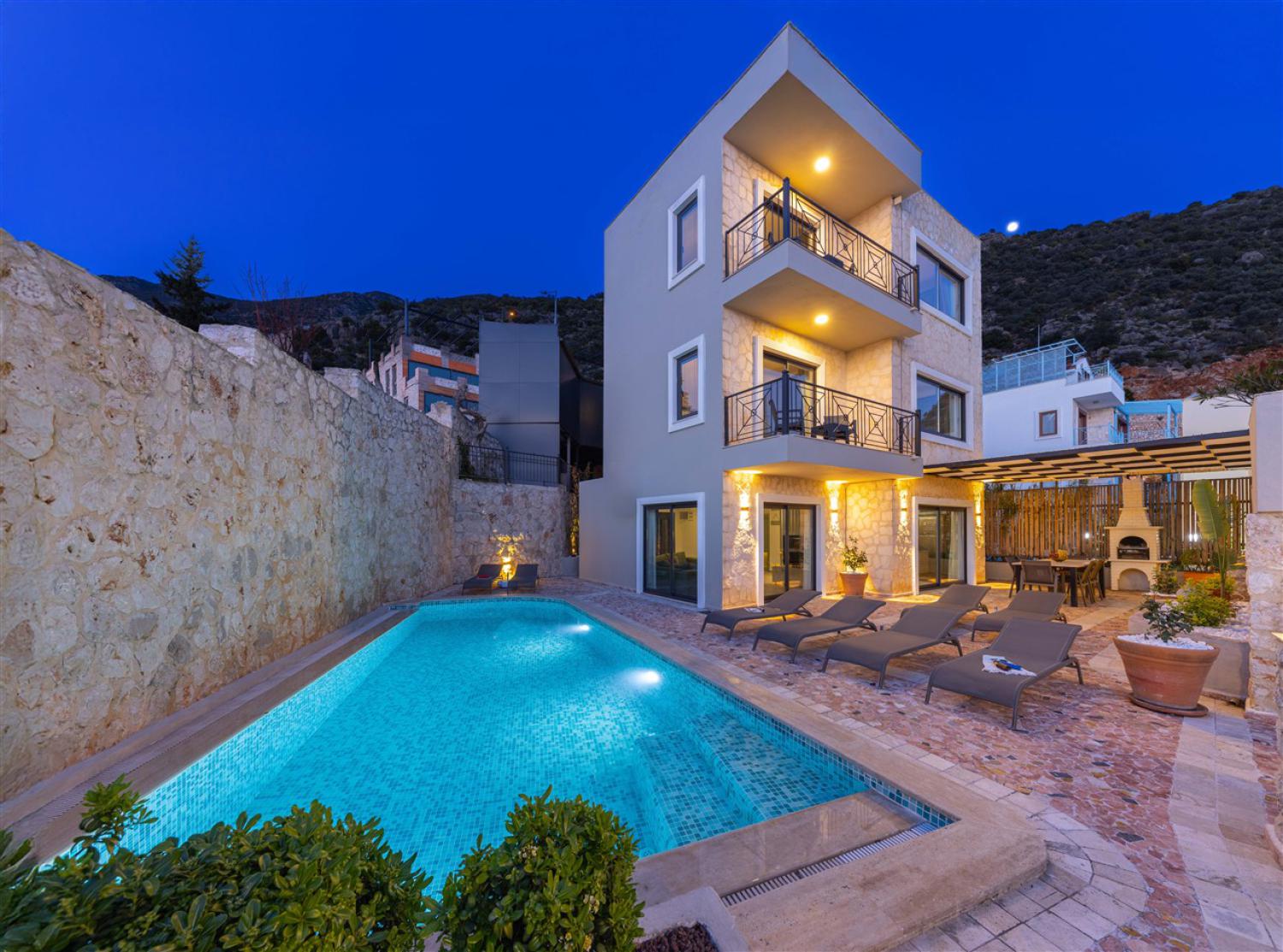 Villa Pearl Kalkan : Kalkan Merkez'de 8 Kişilik Deniz Manzaralı Lüks Tatil Villası.