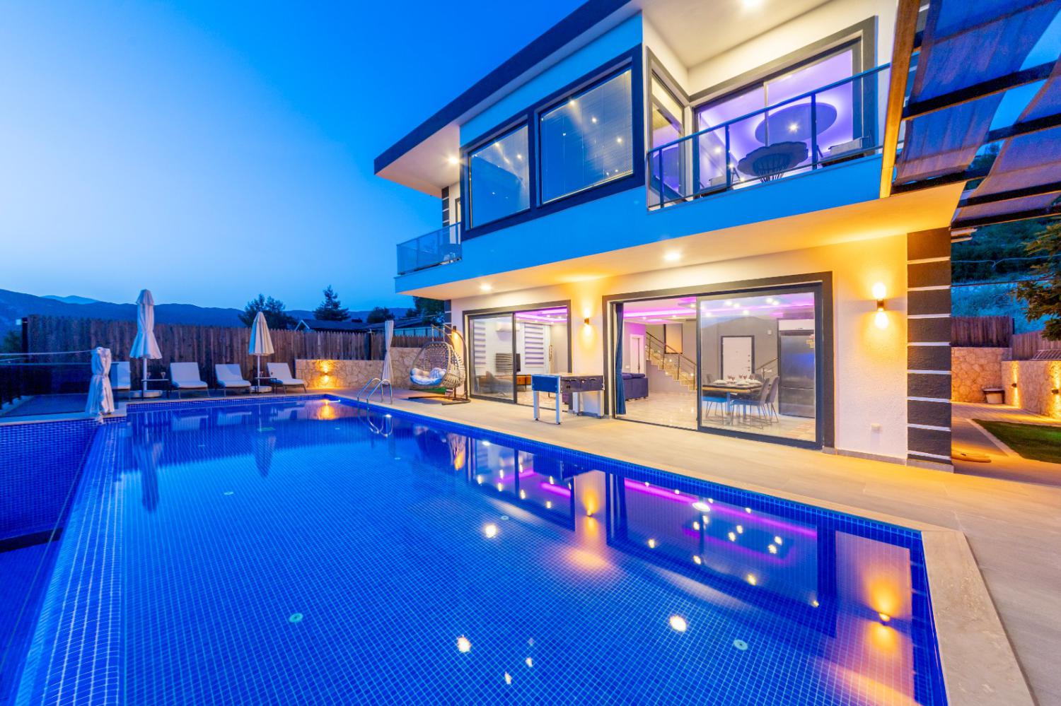 Villa Pilot, Kalkan'da (4) Kişilik Çift Jakuzili Kiralık Aile ve Balayı Villası