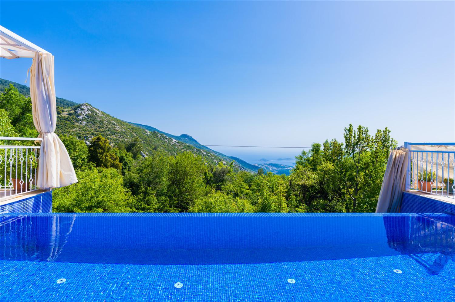 Villa Pınar (4) Kişilik İslami, Muhafazakar, Jakuzili Balayı Villası