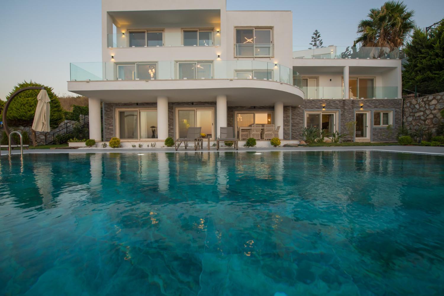Villa Süper Boss 2 ; Muğla, Bodrum' da (6)yatak odalı(12)kişilik deniz manzaralı kiralık villa